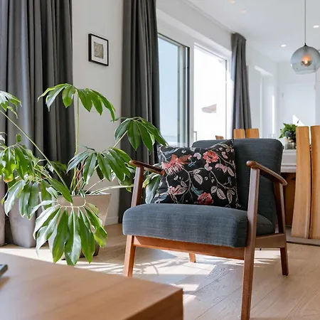 Huswell - Spacious In With Big Terrace Apartment