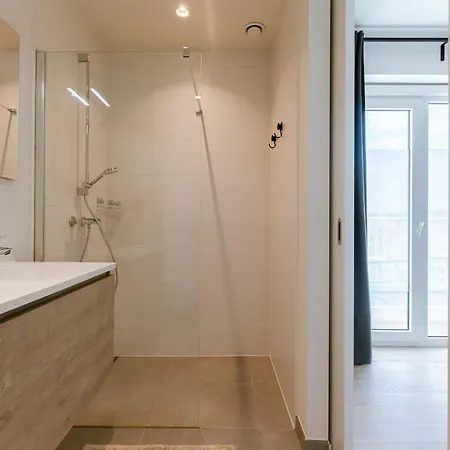 Huswell - Spacious In With Big Terrace Apartment *